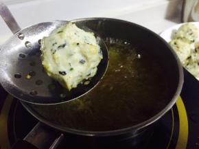 做好的肉泥整形成丸子，放入热油中炸制定型，表面金黄