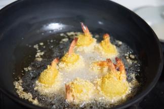 冷锅热油油温到8成热的时候把虾球放进去炸到金黄即可