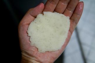 拿出事先准备的土豆泥，放于手心压扁