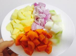 土豆、洋葱、胡萝卜、西红柿切小块，葱花切碎