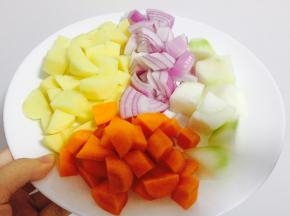 土豆、洋葱、胡萝卜、西红柿切小块，葱花切碎