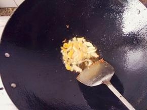 把锅里剩余的油里捞出杂质，倒入切好的葱头，蒜瓣，姜片，炸出香味