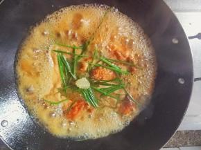 大火5分钟，放入一小块冰糖