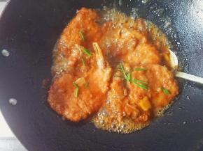 开始盯锅中水了，出现密集的泡泡就是水已快干，加入香葱点缀下，关火闷2分钟出锅