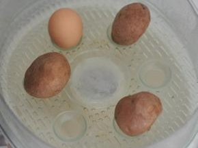 土豆和鸡蛋上锅蒸熟。