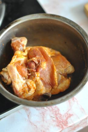 鸡块用奥尔良腌料腌制几小时入味。