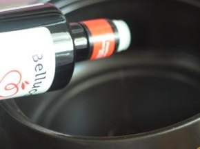 砂锅里倒入橄榄油。