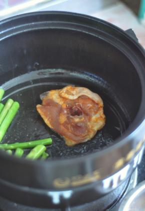 放入鸡块两面煎熟。