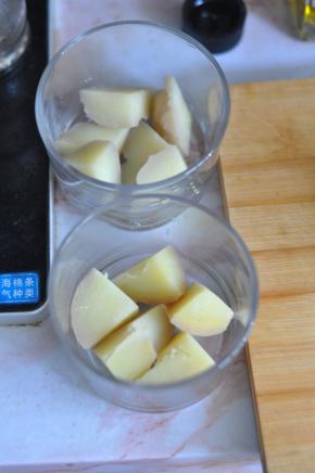 土豆切块铺在杯底。