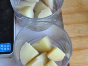 土豆切块铺在杯底。
