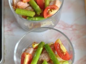 放入芦笋和圣女果。