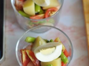 将鸡蛋切开放入最上面。