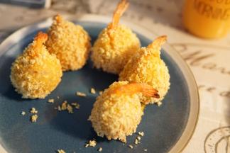 炸好的虾球厨房纸巾吸干油份即可