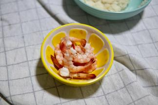 用厨房纸吸干一下水分备用