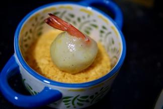 滚好鸡蛋液的土豆虾球滚一层面包糠