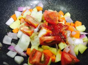 加入番茄块、番茄酱、盐、胡椒粉、迷迭香