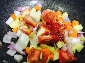 加入番茄块、番茄酱、盐、胡椒粉、迷迭香