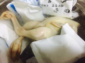 煮熟的鸡捞出放入冰水中浸泡