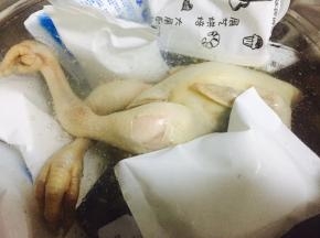 煮熟的鸡捞出放入冰水中浸泡