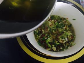 倒入腌制好的调味料中