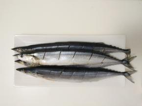 鱼的两边切斜刀，使鱼容易入味。