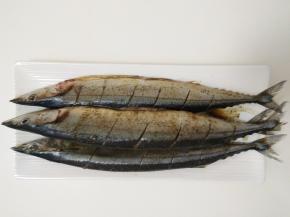 每条鱼身上均匀的抹上料汁，腌制30分钟，中途翻动一下，使鱼充分吸收料汁。