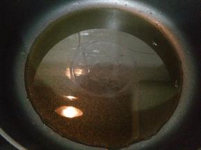 平底锅里倒入适量橄榄油烧热。