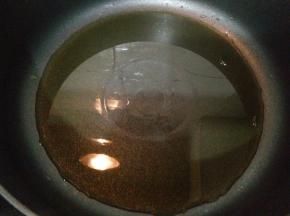 平底锅里倒入适量橄榄油烧热。