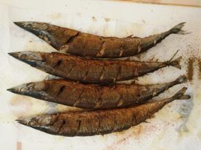 在鱼的两面分钟撒上适量孜然粉和辣椒粉。