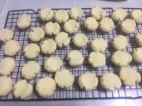 9:170度烤15-20分钟，周围有点黄就可以出炉了。然后放晾网上晾凉