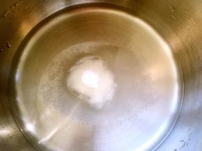 锅内加入清水，加砂糖跟寒天粉