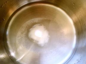 锅内加入清水，加砂糖跟寒天粉