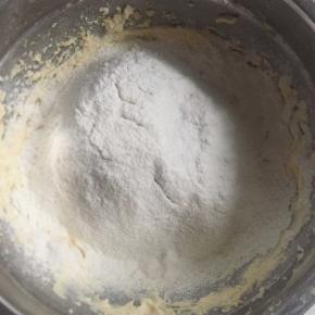 5:筛入低粉和玉米淀粉