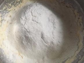 5:筛入低粉和玉米淀粉