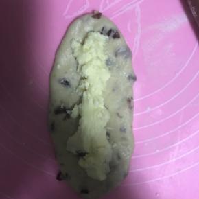 8.取一个静置好的面团擀成长舌状，加入奶酪馅