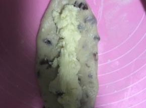 8.取一个静置好的面团擀成长舌状，加入奶酪馅