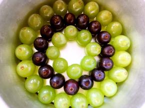 之后再摆放一圈绿色葡萄