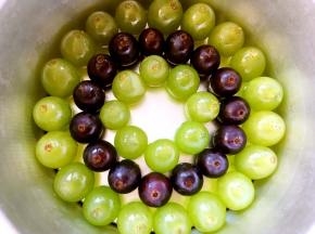 之后再摆放一圈绿色葡萄