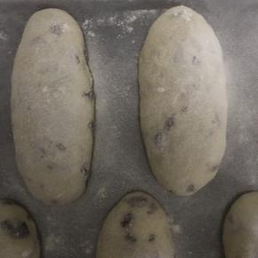 11.将发酵好的面包取出，筛上高粉