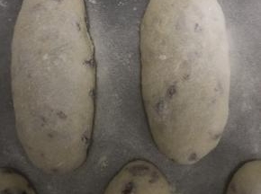 11.将发酵好的面包取出，筛上高粉