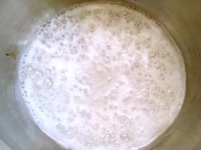 小火加热至寒天粉融化无颗粒，关火