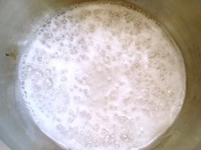 小火加热至寒天粉融化无颗粒，关火