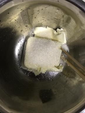 5.面团发酵过程中制作奶酪馅，将奶油奶酪放入盆中，加入20克糖