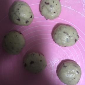 7.面团发酵好排气后，等分成六份，揉圆静止5分钟