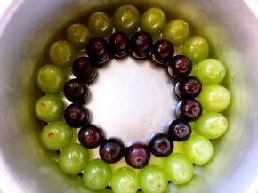 再取紫色葡萄粒，沿着绿色葡萄平铺一圈