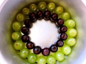 再取紫色葡萄粒，沿着绿色葡萄平铺一圈