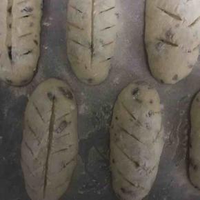 12.割出自己喜欢的花纹，放入预热好的烤箱，170度，25分钟，最后几分钟注意加盖锡纸，以免上色过重！