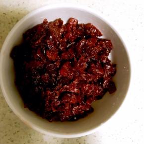 3.揉面过程中，将蔓越莓干清洗并切碎