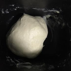 2.第一个揉面程序结束后，加入黄油开启第二个揉面程序