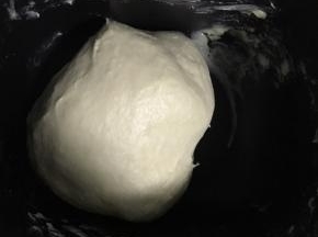 2.第一个揉面程序结束后，加入黄油开启第二个揉面程序